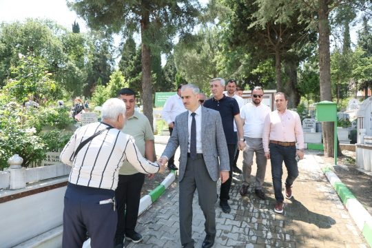 Çayırova Belediye Başkanı Bünyamin Çiftçi, Kurban Bayramı arifesinde yakınlarının kabirlerini