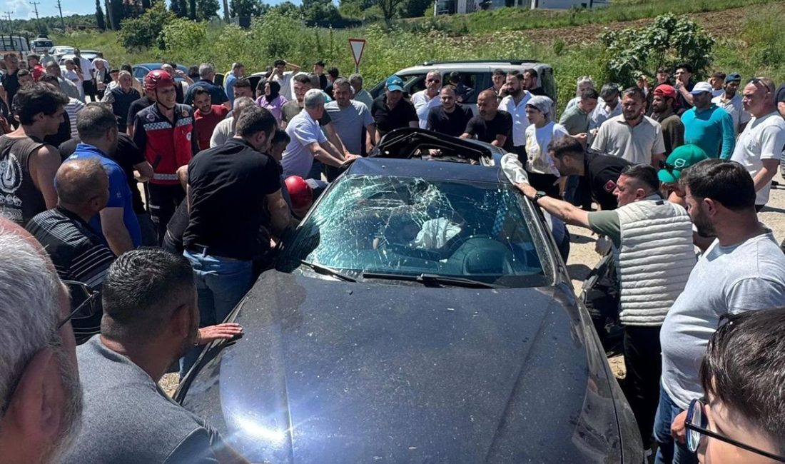 Sakarya'nın Kaynarca ilçesinde otomobil ile hafif ticari aracın çarpışması sonucu