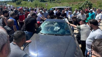 Sakarya'nın Kaynarca ilçesinde otomobil ile hafif ticari aracın çarpışması sonucu