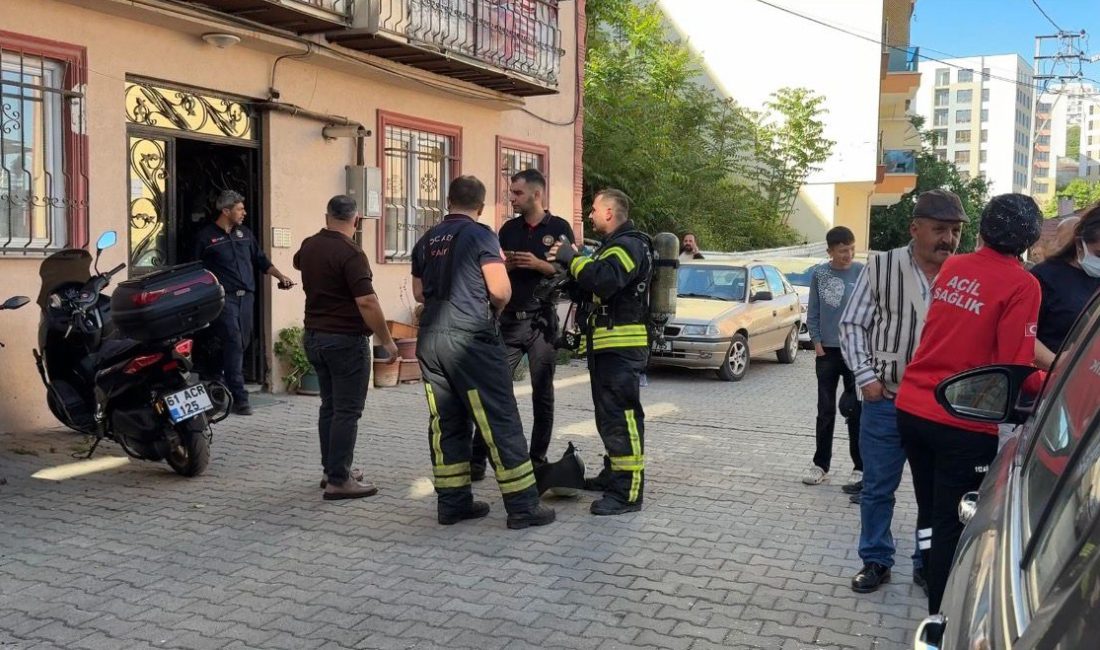 Kocaeli'nin İzmit ilçesinde komşuların kötü koku ihbarı üzerine itfaiye ekiplerinin