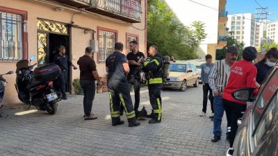 Kocaeli'nin İzmit ilçesinde komşuların kötü koku ihbarı üzerine itfaiye ekiplerinin