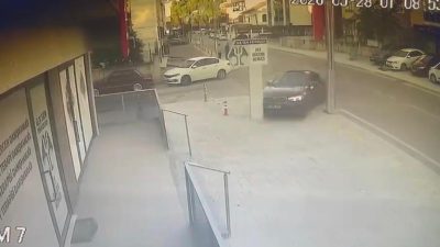 Kocaeli'nin İzmit ilçesinde kontrolden çıkan otomobil, psikolojik danışmanlık merkezine daldı.