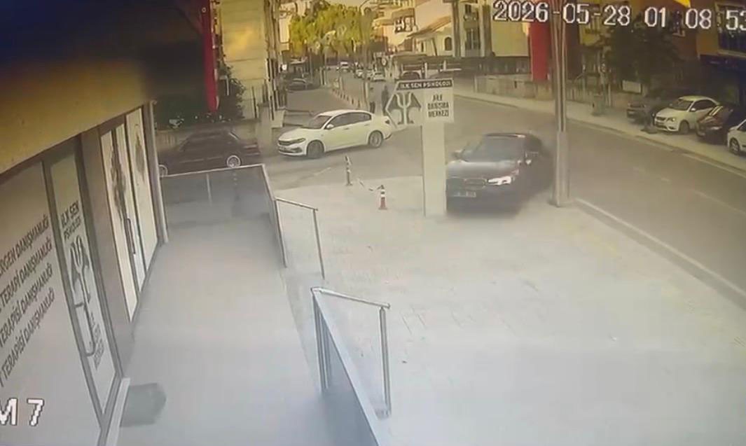 Kocaeli'nin İzmit ilçesinde kontrolden çıkan otomobil, psikolojik danışmanlık merkezine daldı.
