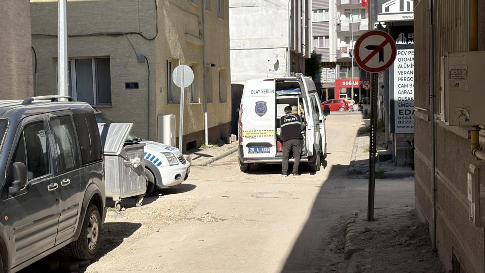 Eskişehir’in Tepebaşı ilçesinde, 59 yaşındaki Erol Kaya evinin mutfağında eşi