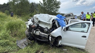 Kastamonu'nun Araç ilçesinde kontrolden çıkan bir otomobilin yol kenarındaki istinat