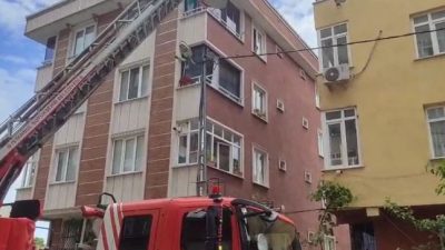 Sultangazi'de bir şahıs annesini evde rehin aldı. Şahıs, kapıyı açamaya