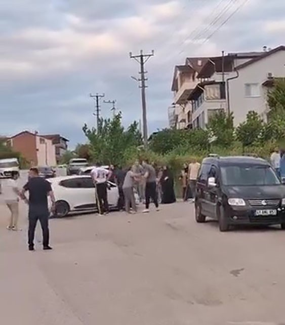 Kocaeli’nin Gölcük ilçesinde, iki aile arasında henüz belirlenemeyen bir nedenle