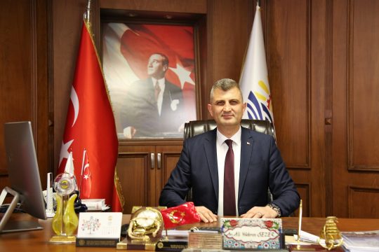 Gölcük Belediye Başkanı Ali Yıldırım Sezer, Kurban Bayramı münasebetiyle bir