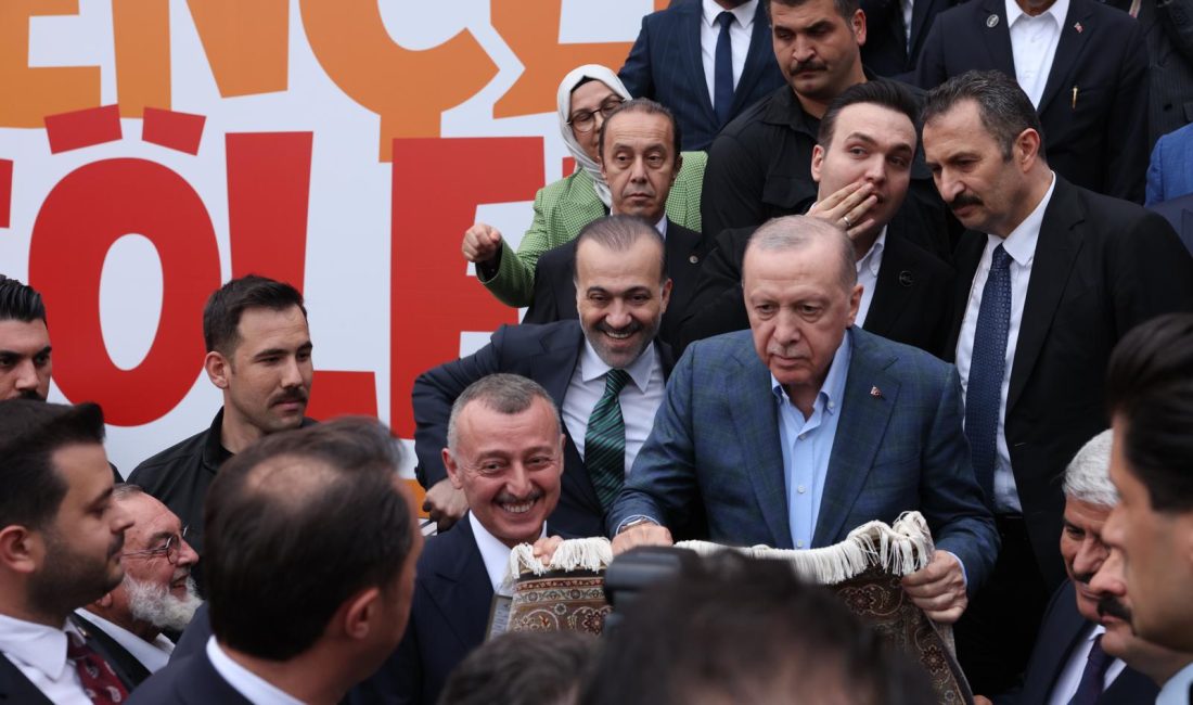 Kocaeli Büyükşehir Belediye Başkanı Tahir Büyükakın, "Bir Gençlik Şöleni" için