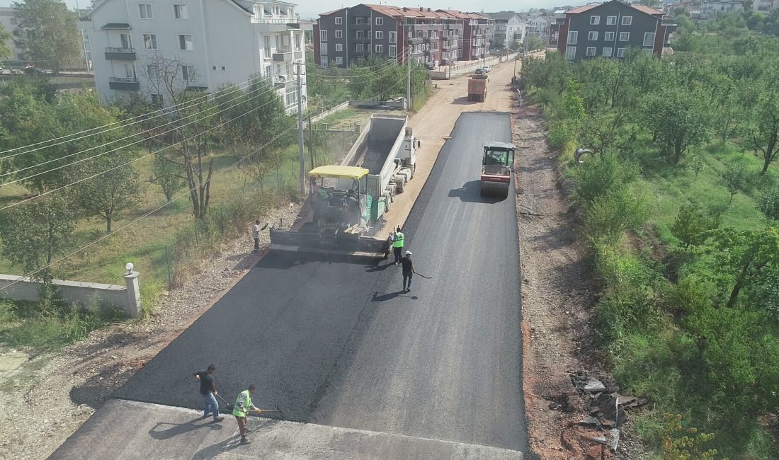 Kocaeli Büyükşehir Belediyesi, havaların ısınması ile birlikte asfalt sezonunu açtı.