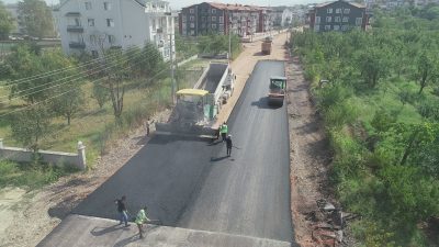 Kocaeli Büyükşehir Belediyesi, havaların ısınması ile birlikte asfalt sezonunu açtı.