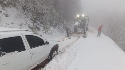 Kocaeli Büyükşehir Belediyesi, kentin yüksek kesimlerinde etkili olan kar yağışına