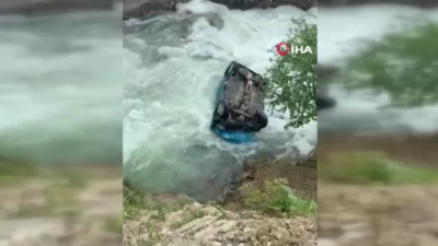 Giresun'un Karadoğa Yaylası'nda kontrolden çıkan bir otomobilin dereye yuvarlanması sonucu