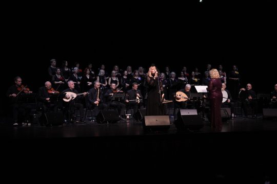Kocaeli Büyükşehir Belediyesi, Anneler Günü'nde çocukları ebru atölyesinde anneleriyle buluştururken,