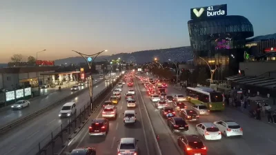Kocaeli’de her sabah ve akşam yaşanan ulaşım çilesi, artık bir