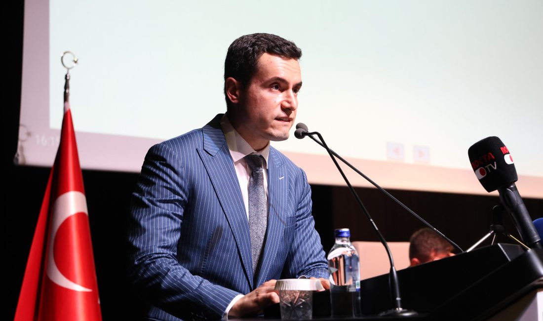 Kocaeli Büyükşehir Belediye Meclisi'nde 19 Mayıs kutlamaları için söz alan