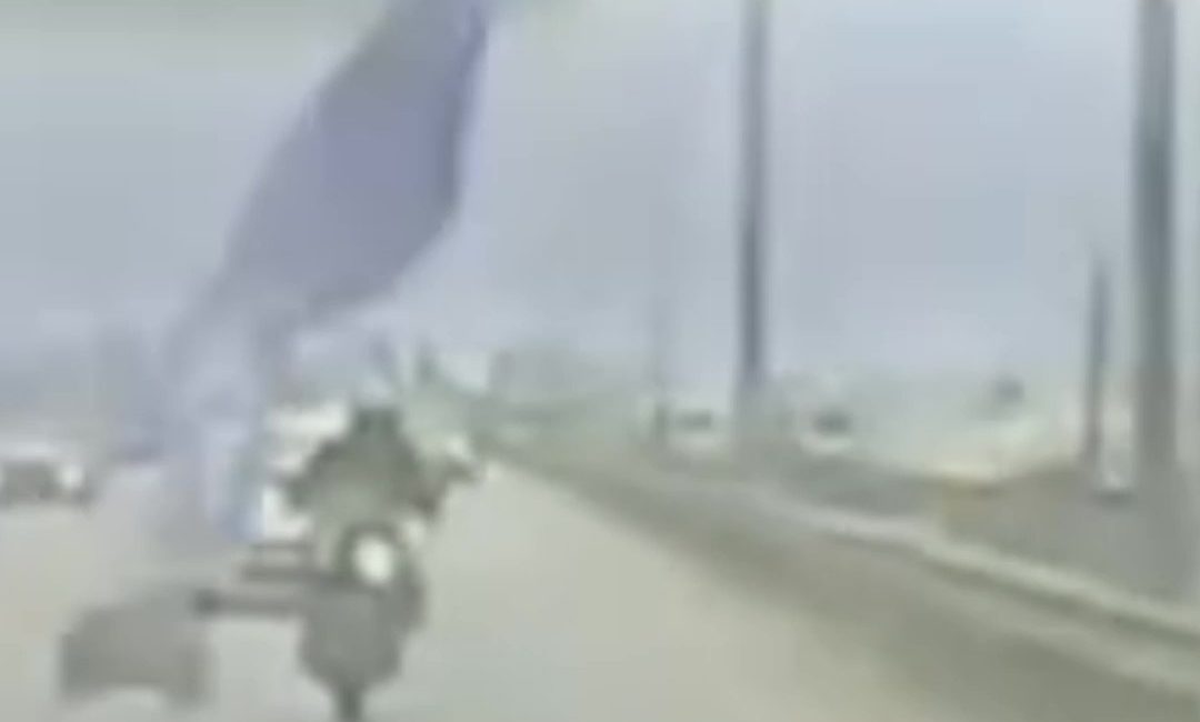 Kocaeli'de köprüden sarkan reklam afişinin motosikletliye çarpmasıyla meydana gelen kazada