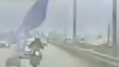 Kocaeli'de köprüden sarkan reklam afişinin motosikletliye çarpmasıyla meydana gelen kazada