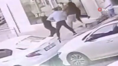 Arnavutköy'de bir çocuğun köpek sevmek istemesi üzerine tartışma meydana geldi.
