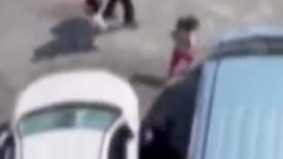 Esenler’de çocukların dikkati olası bir faciayı önledi. Park halindeki araçların