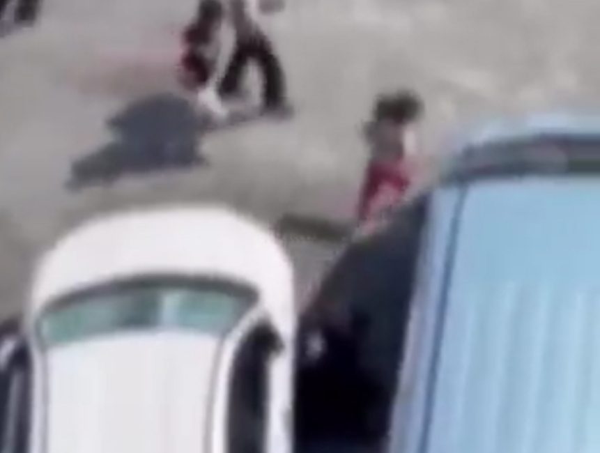 Esenler’de çocukların dikkati olası bir faciayı önledi. Park halindeki araçların