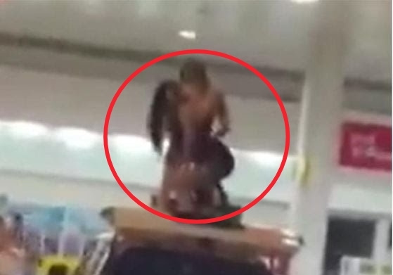 Akaryakıt istasyonunda araç tavanında dans eden 2 genç kadından biri,