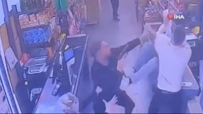 İstanbul Başakşehir'de bir marketin çalışanı, aldığı ürünü değiştirmek isteyen kadının