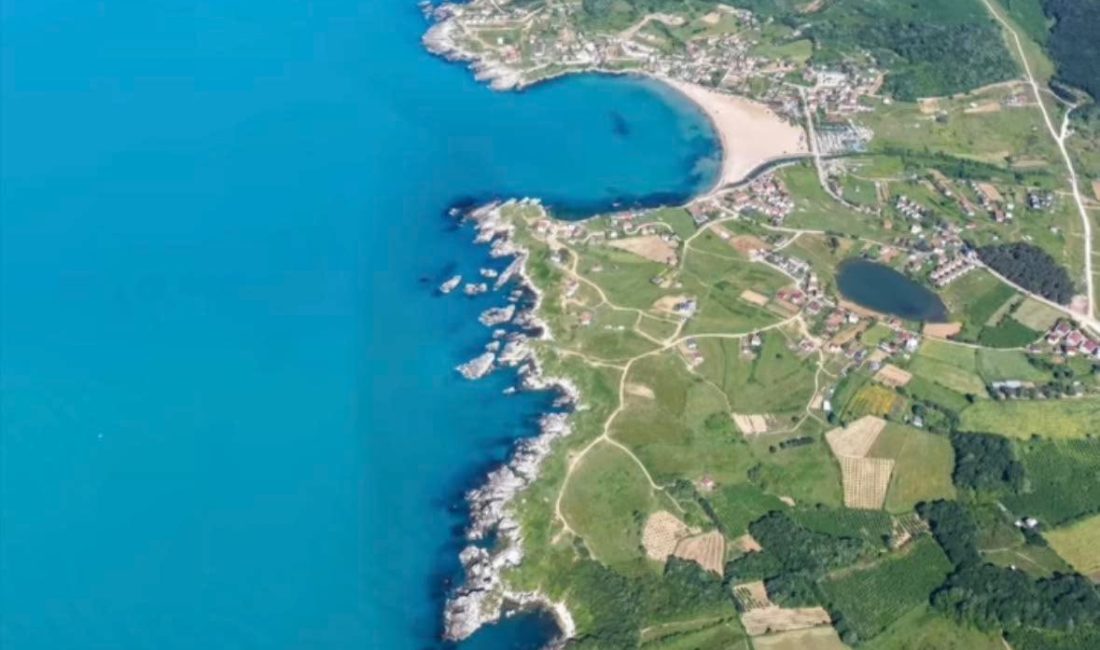 Kocaeli’nin Karadeniz kıyısındaki turizm merkezi Kandıra’da, deniz suyunun rengi büyüleyici