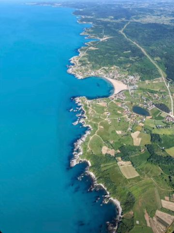 Kocaeli’nin Karadeniz kıyısındaki turizm merkezi Kandıra’da, deniz suyunun rengi büyüleyici