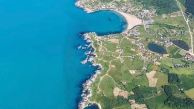 Kocaeli’nin Karadeniz kıyısındaki turizm merkezi Kandıra’da, deniz suyunun rengi büyüleyici