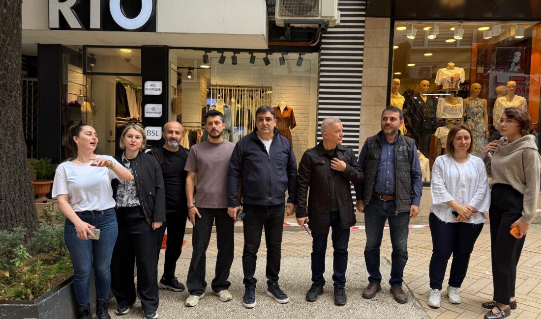 İzmit Fethiye Caddesi’nde sabaha karşı bir şahsın dükkan vitrinlerine zarar