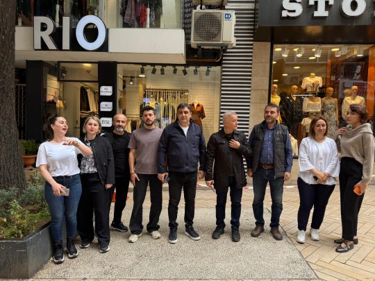 İzmit Fethiye Caddesi’nde sabaha karşı bir şahsın dükkan vitrinlerine zarar