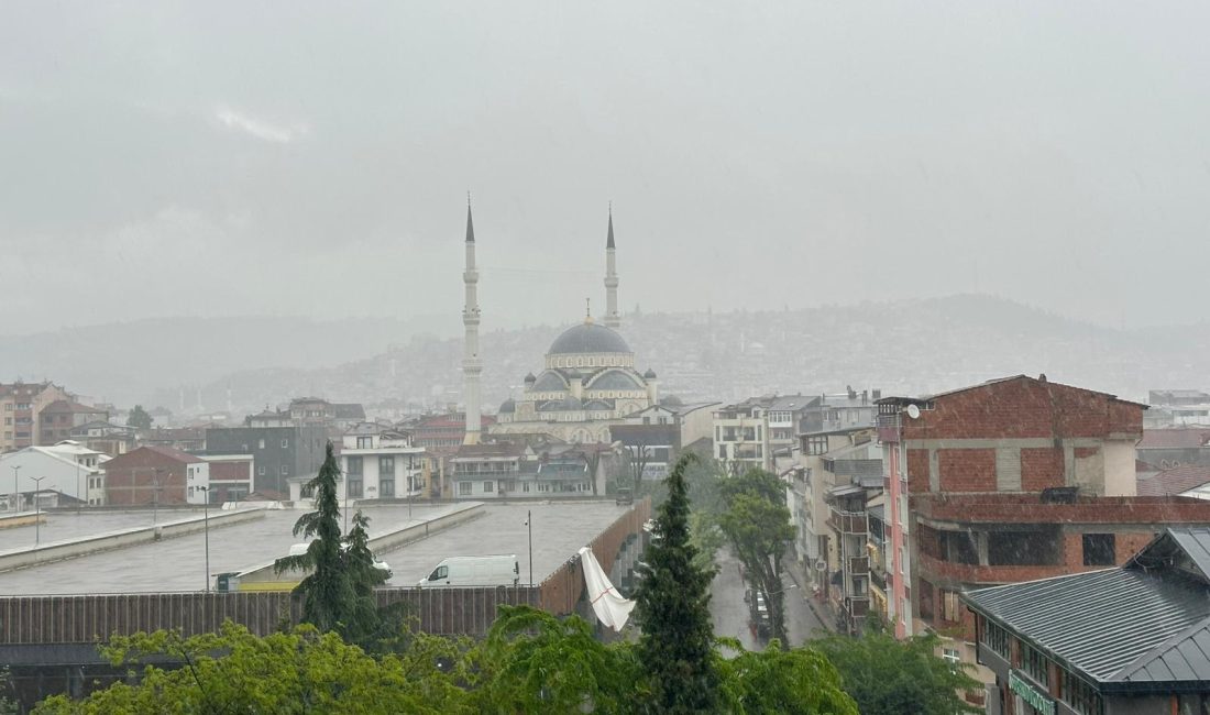 Kocaeli’de günlerdir ısınan havanın ardından beklenen yağış, İzmit kent merkezinde