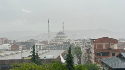 Kocaeli’de günlerdir ısınan havanın ardından beklenen yağış, İzmit kent merkezinde