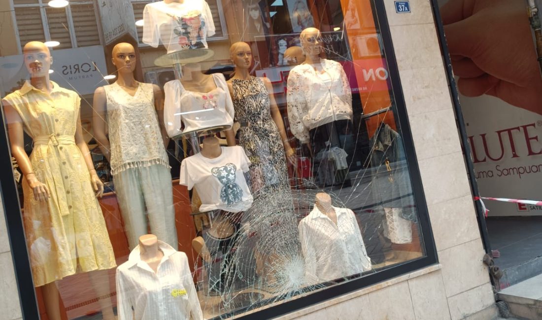 Kocaeli’nin kalbi niteliğindeki İzmit Fethiye Caddesi, gece yarısı akılalmaz bir