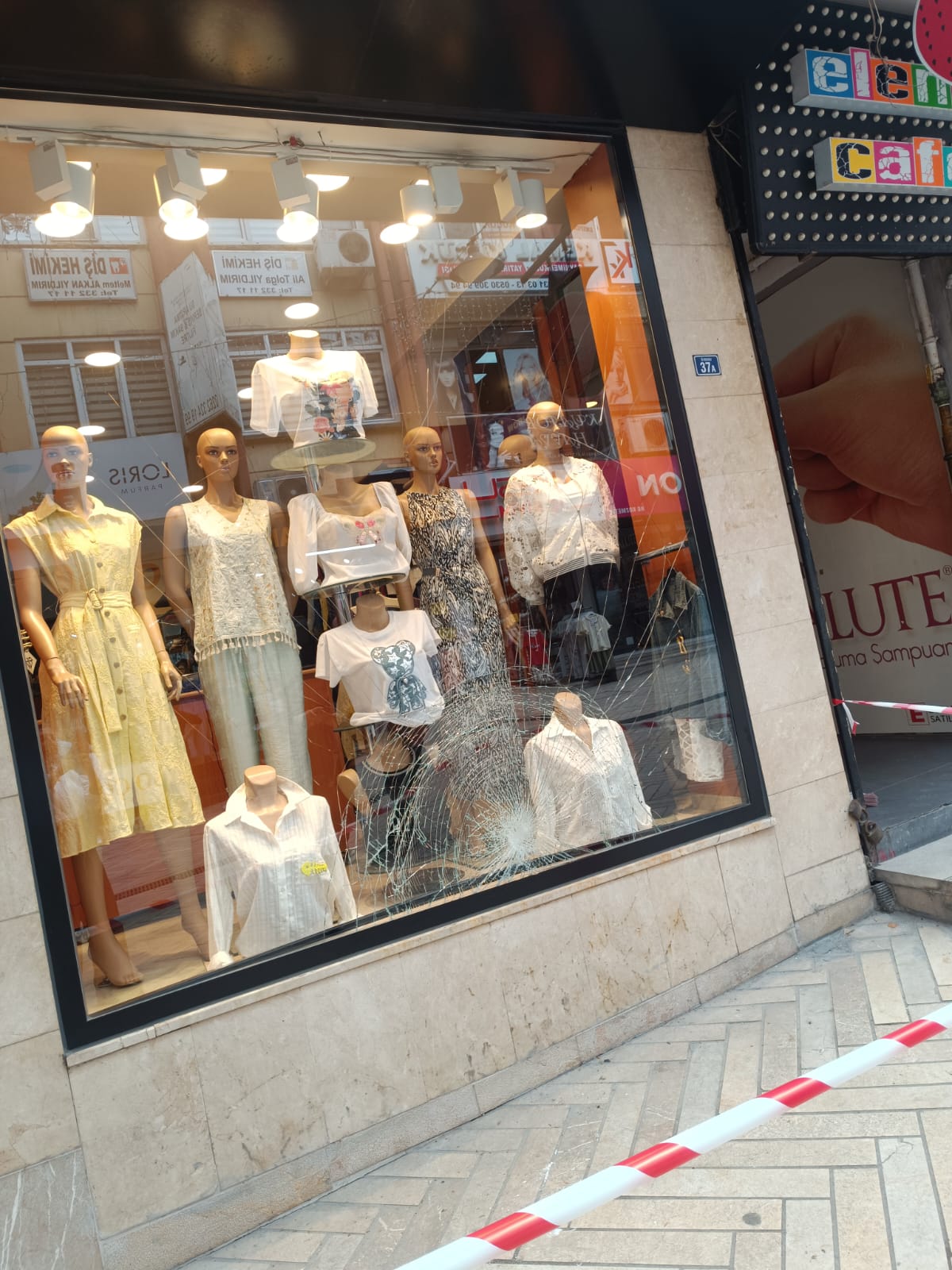 Kocaeli’nin kalbi niteliğindeki İzmit Fethiye Caddesi, gece yarısı akılalmaz bir