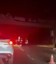 Kocaeli’nin Gölcük ilçesinde D-130 Karayolu üzerindeki üst geçidin korkuluklarına çıkan