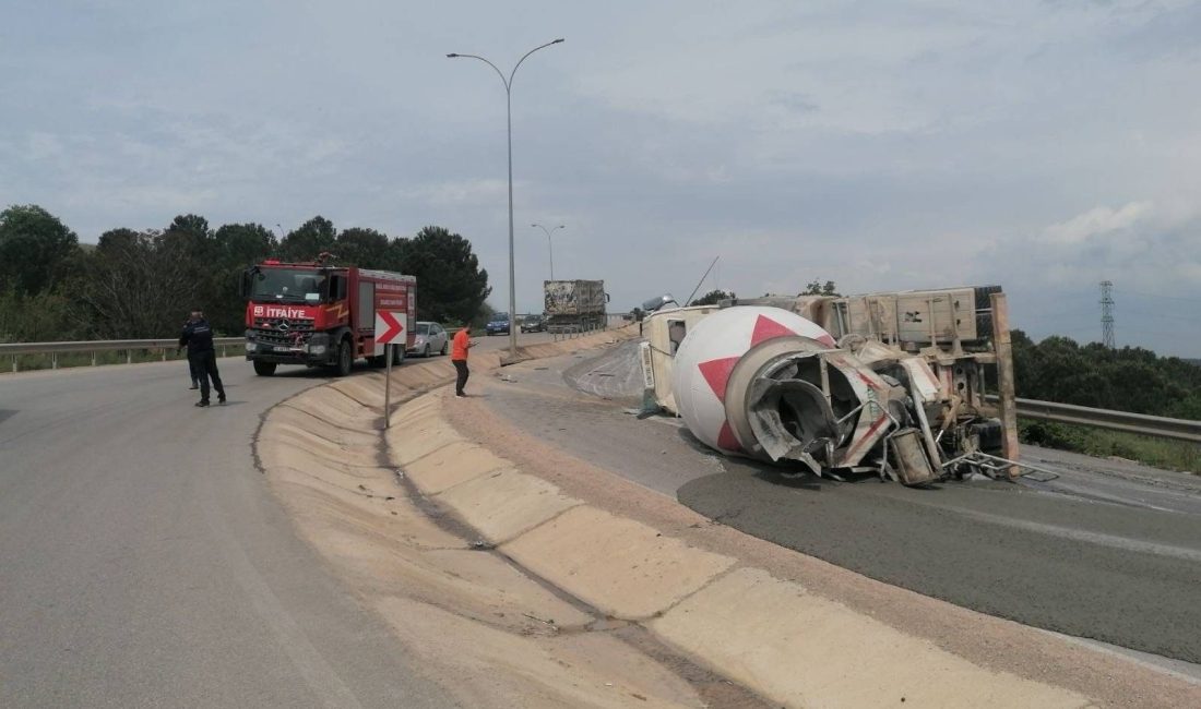 Bursa İnegöl’de rampada virajı alamayarak devrilen beton mikserinin sürücüsü yaralandı;