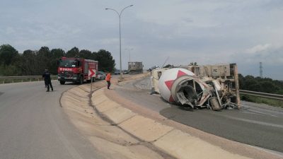 Bursa İnegöl’de rampada virajı alamayarak devrilen beton mikserinin sürücüsü yaralandı;