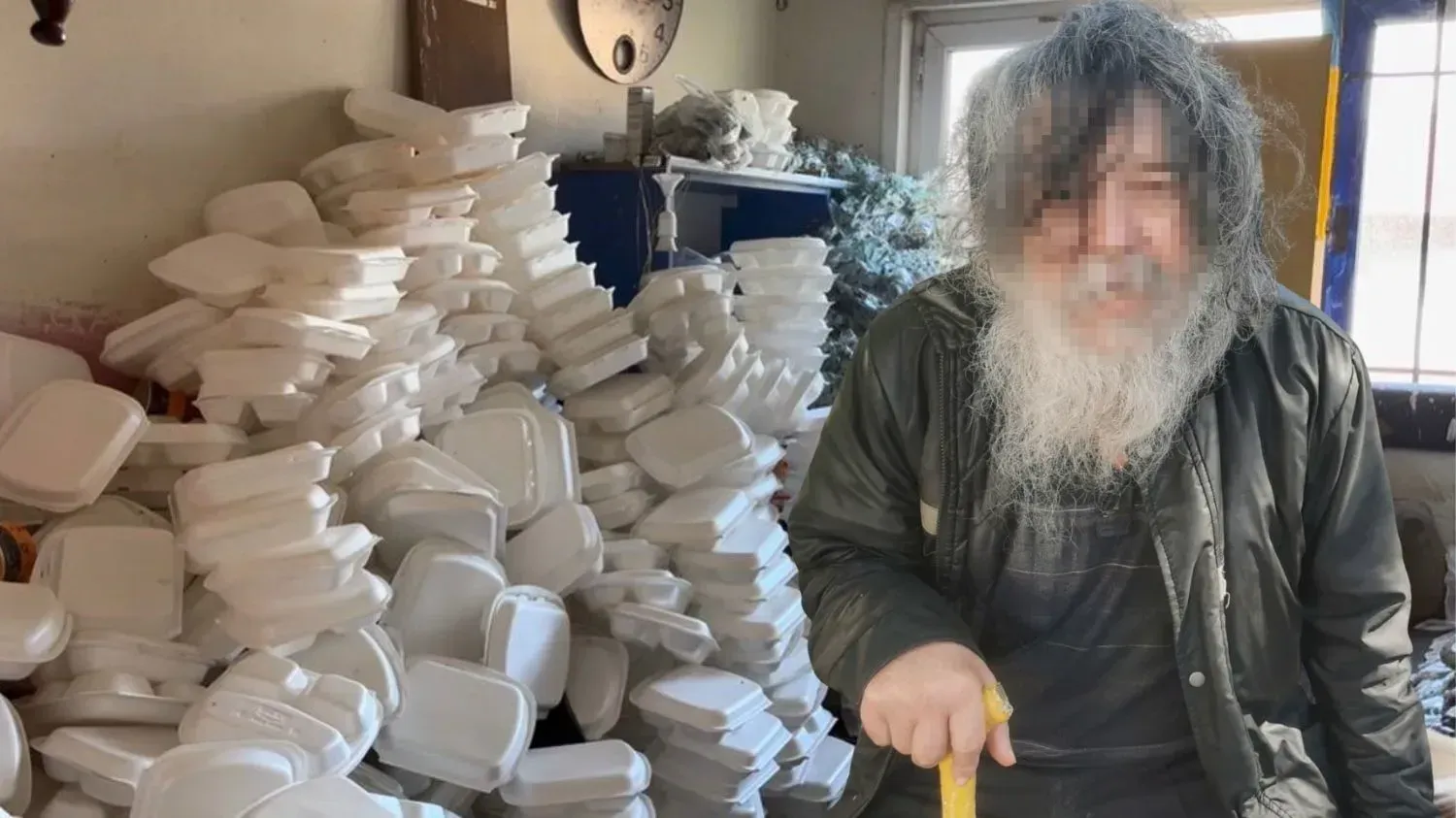 Gebze’de çöp dolu evde bitkin halde bulunan 60 yaşındaki S.K.,