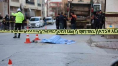 Sakarya’nın Sapanca ilçesinde, yolun karşısına geçmeye çalışırken çöp kamyonunun altında