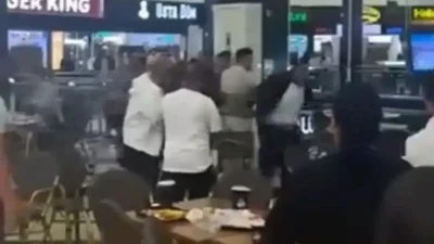 İzmit’te bir alışveriş merkezinin yemek katında iki grup arasında çıkan