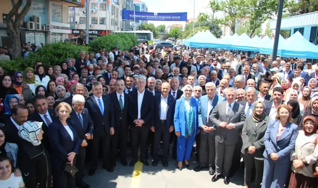 AK Parti Kocaeli İl Başkanlığı önünde düzenlenen geleneksel bayramlaşma töreninde,