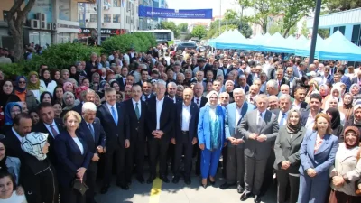 AK Parti Kocaeli İl Başkanlığı önünde düzenlenen geleneksel bayramlaşma töreninde,