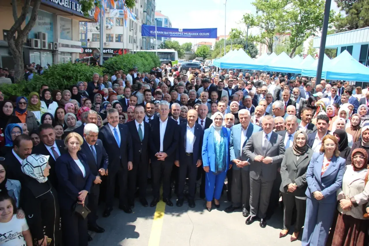 AK Parti Kocaeli İl Başkanlığı önünde düzenlenen geleneksel bayramlaşma töreninde,