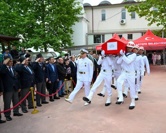Kocaeli, bir kahramanını daha ebediyete uğurlamanın derin hüznünü yaşıyor. Kartepe