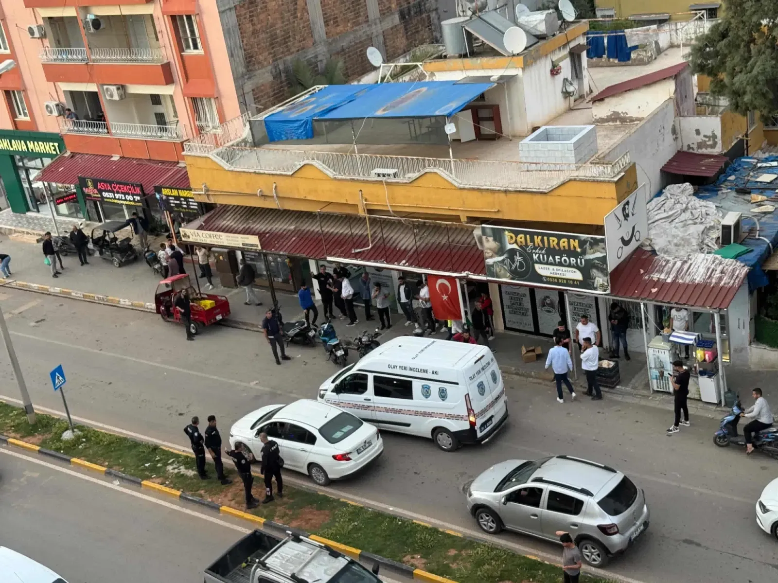 Hatay’ın Reyhanlı ilçesinde akşam saatlerinde kimliği henüz belirlenemeyen şahıslar, bir