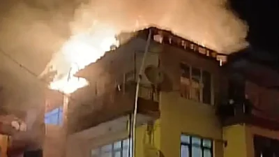 İzmit Yenişehir Mahallesi’nde üç katlı bir binanın çatısında çıkan ve