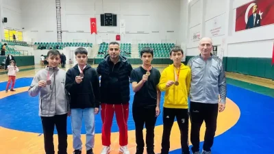 Kocaeli genelinde düzenlenen İmam Hatip Oyunları’nda mindere çıkan Körfezli güreşçiler,