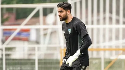 Kocaelispor’da sezona üçüncü kaleci olarak başlamasına rağmen formayı kapıp performansıyla